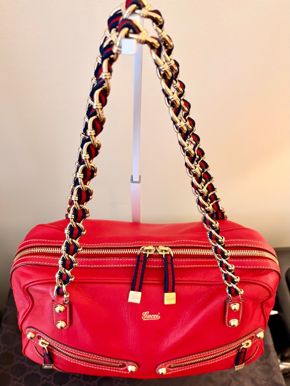 Gucci Red Leather Shoulder Bag with Gold-Tone Chain Straps - Picture 3 of 13